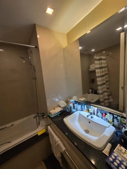 2-Zimmer-2-Badezimmer-Wohnung im Kris Condo Patong