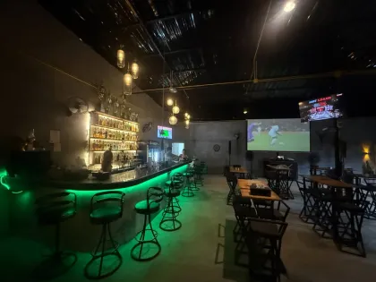 Bar Comercial con 1 Habitación y 2 Baños en Rawai, Phuket