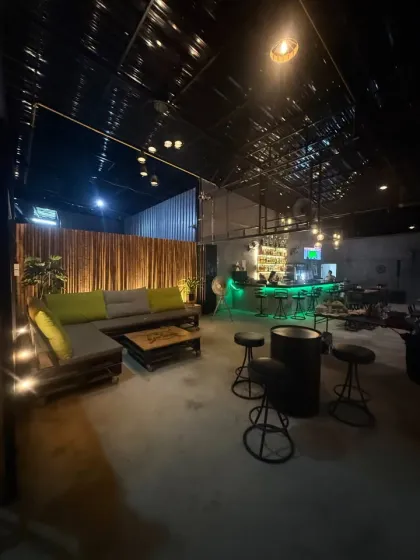 Bar Comercial con 1 Habitación y 2 Baños en Rawai, Phuket