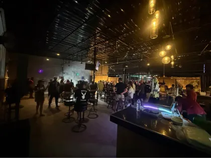 Bar Comercial con 1 Habitación y 2 Baños en Rawai, Phuket