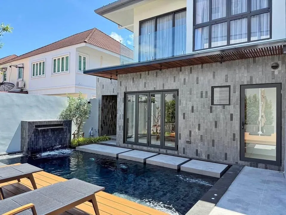 Villa de lujo con 3 dormitorios y piscina en venta en Chalong