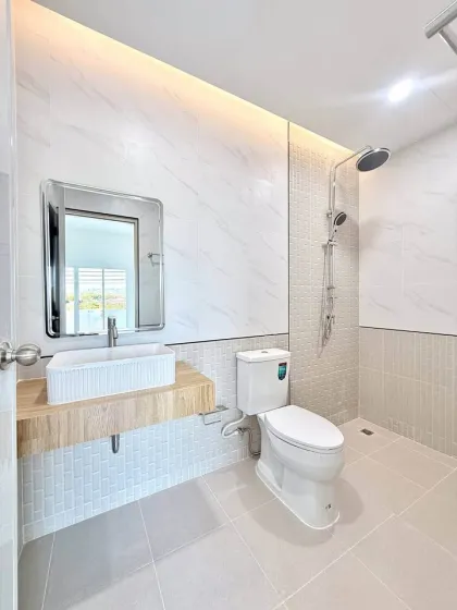 Maison mitoyenne 2 étages, 2 chambres, 3 salles de bain à Sombun Sap, Phuket