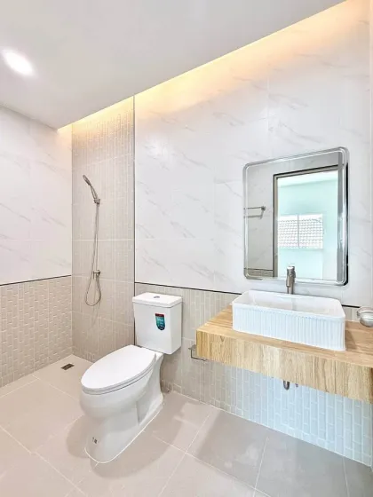 Maison mitoyenne 2 étages, 2 chambres, 3 salles de bain à Sombun Sap, Phuket