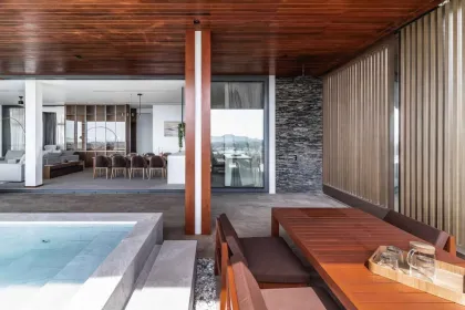 Luxusvilla mit 4 Schlafzimmern und Meerblick in Chalong, Phuket