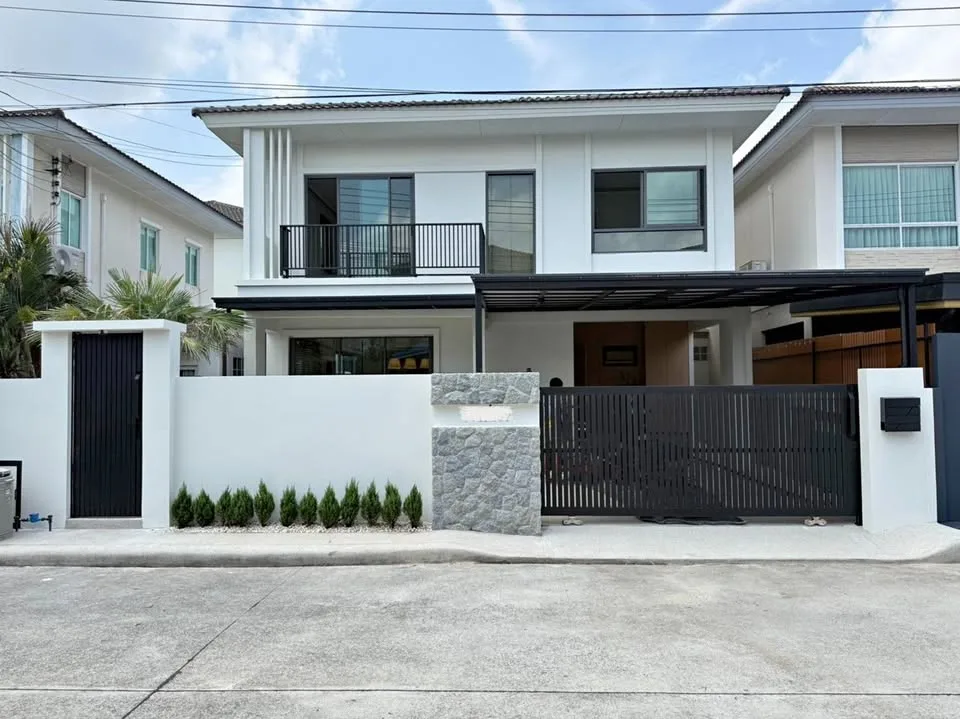 Modern 3-Bedroom 2-Storey House with Private Pool in Kathu