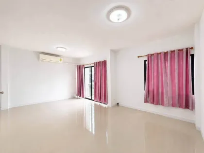 Casa adosada de 4 dormitorios y 2 baños en Thanthong 7, Rawai