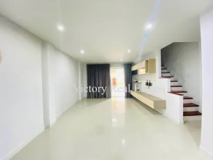 Reihenhaus mit 3 Schlafzimmern und 2 Bädern in Koh Kaew, Phuket
