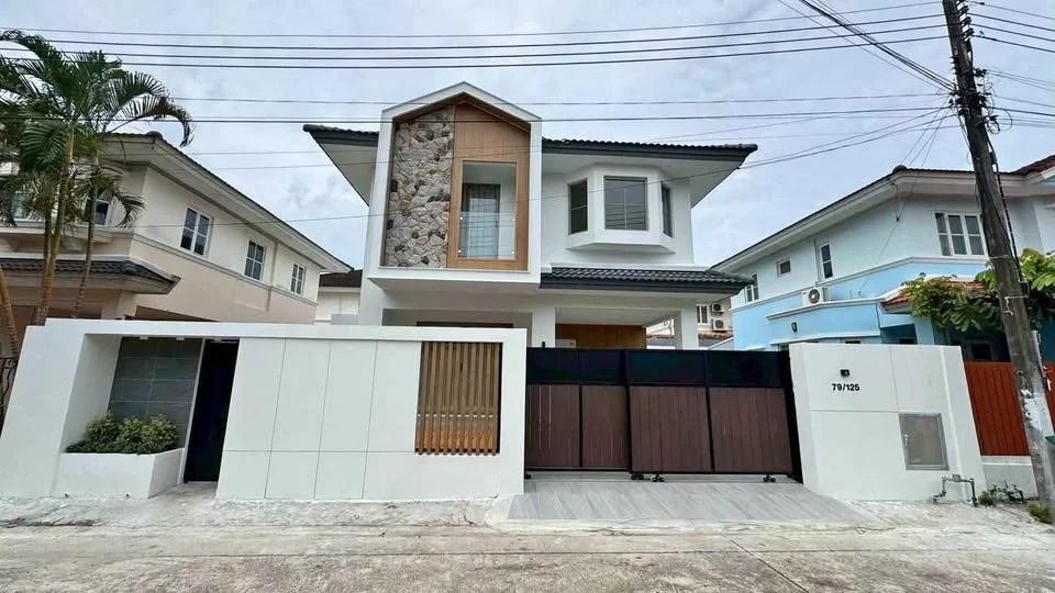 Villa de 3 habitaciones y 4 baños en venta en Chalong, Phuket