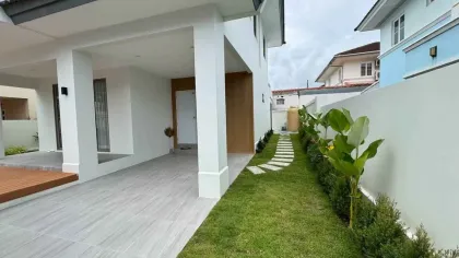 Villa mit 3 Schlafzimmern und 4 Bädern in Chalong, Phuket