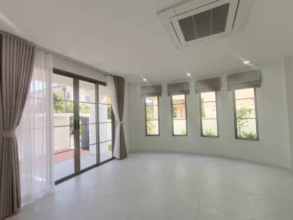 Villa mit 3 Schlafzimmern und 4 Bädern in Chalong, Phuket