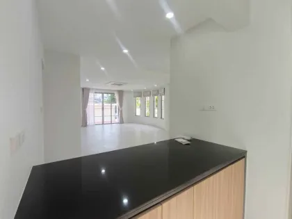 Villa mit 3 Schlafzimmern und 4 Bädern in Chalong, Phuket