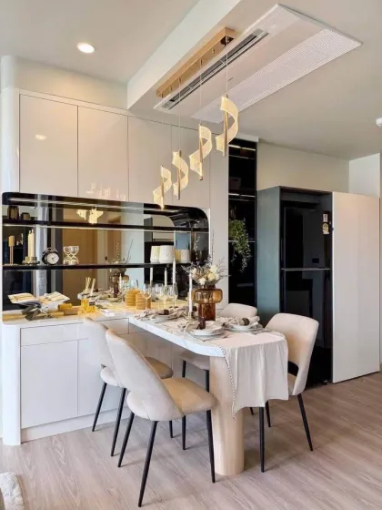Appartement moderne rénové 2 chambres à The Deck Sansiri Patong