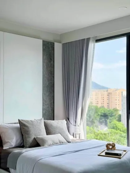 Appartement moderne rénové 2 chambres à The Deck Sansiri Patong