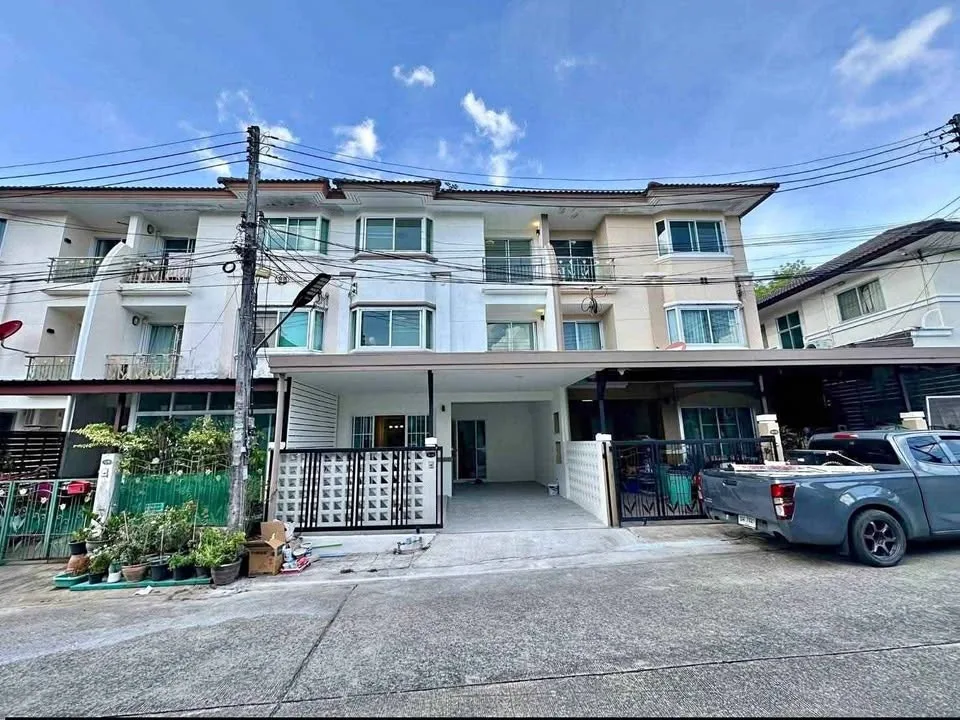 Reihenhaus mit 3 Schlafzimmern und 3 Badezimmern in Rasada, Phuket
