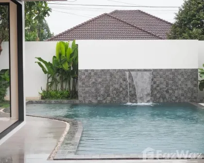 วิลล่าสระว่ายน้ำสมัยใหม่ 3 ห้องนอน 4 ห้องน้ำที่ศรีสรันต์