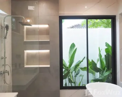 วิลล่าสระว่ายน้ำสมัยใหม่ 3 ห้องนอน 4 ห้องน้ำที่ศรีสรันต์