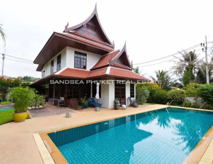 Pool-Villa im traditionellen Thai-Stil zum Verkauf in Layan, Phuket