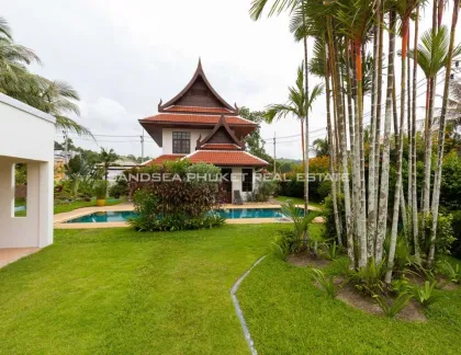 Pool-Villa im traditionellen Thai-Stil zum Verkauf in Layan, Phuket