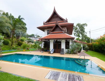 Pool-Villa im traditionellen Thai-Stil zum Verkauf in Layan, Phuket