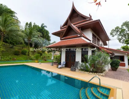 Pool-Villa im traditionellen Thai-Stil zum Verkauf in Layan, Phuket