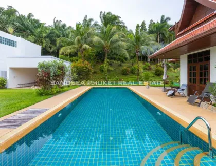 Pool-Villa im traditionellen Thai-Stil zum Verkauf in Layan, Phuket