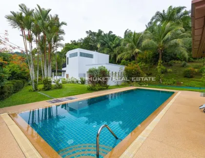 Pool-Villa im traditionellen Thai-Stil zum Verkauf in Layan, Phuket