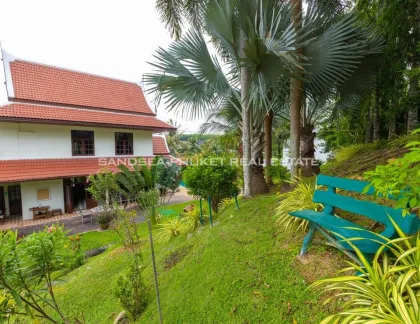 Pool-Villa im traditionellen Thai-Stil zum Verkauf in Layan, Phuket