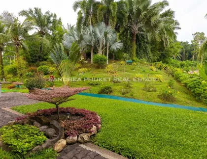 Pool-Villa im traditionellen Thai-Stil zum Verkauf in Layan, Phuket