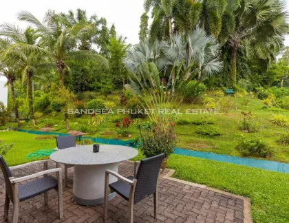 Pool-Villa im traditionellen Thai-Stil zum Verkauf in Layan, Phuket