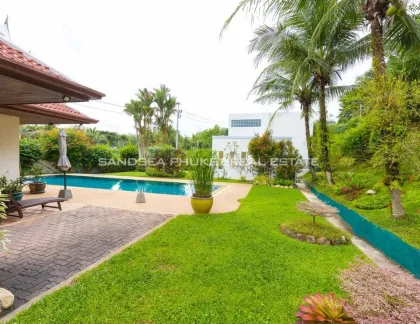 Pool-Villa im traditionellen Thai-Stil zum Verkauf in Layan, Phuket