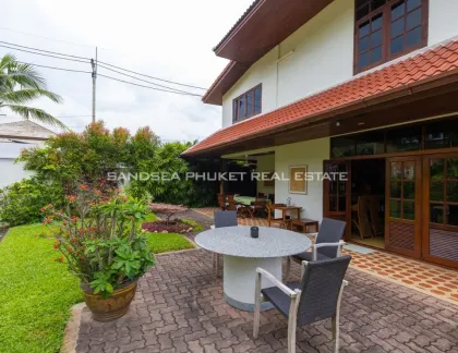 Pool-Villa im traditionellen Thai-Stil zum Verkauf in Layan, Phuket