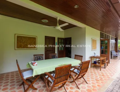 Pool-Villa im traditionellen Thai-Stil zum Verkauf in Layan, Phuket