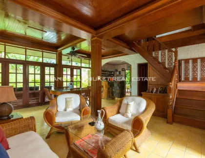 Pool-Villa im traditionellen Thai-Stil zum Verkauf in Layan, Phuket