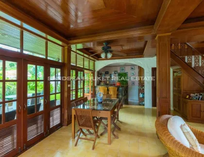 Pool-Villa im traditionellen Thai-Stil zum Verkauf in Layan, Phuket