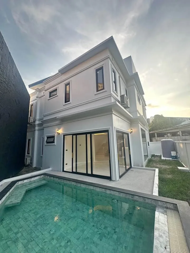 Élégante villa pool moderne classique avec piscine privée à Chalong