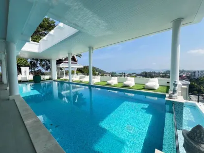 Meerblick-Poolvilla mit Aufzug und Jacuzzi nahe Surin Beach