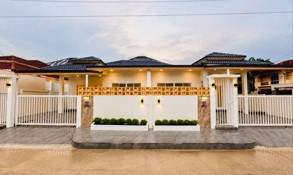 Casa adosada de 3 habitaciones y 2 baños en Dusitburi, Phuket
