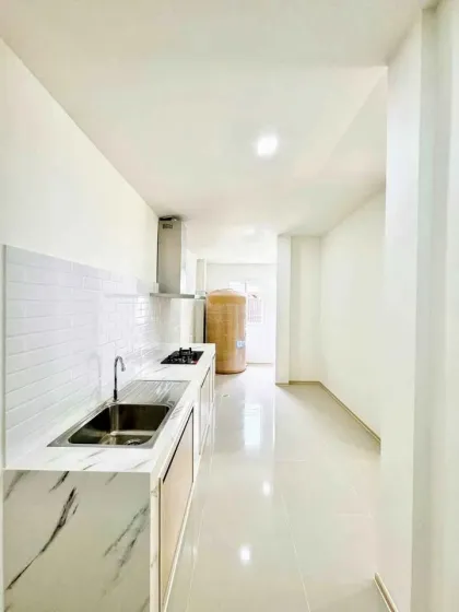 Casa adosada de 3 habitaciones y 2 baños en Dusitburi, Phuket