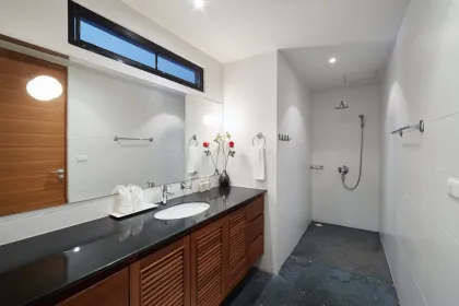 Condominio de lujo de 2 habitaciones con piscina cerca de la playa Surin