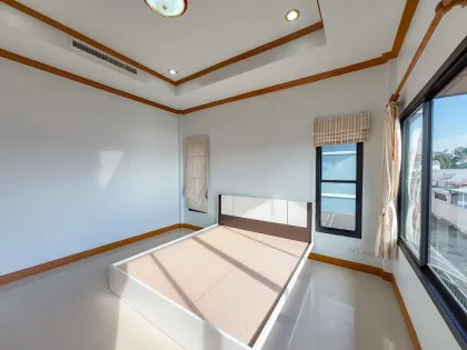 Villa avec piscine sur 2 étages et 3 chambres à Chalong