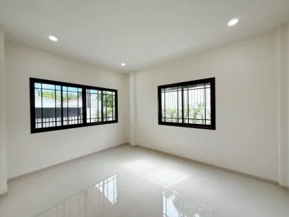 Maison mitoyenne rénovée de plain-pied à Thepnimit Village, Kathu
