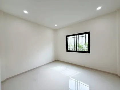 Maison mitoyenne rénovée de plain-pied à Thepnimit Village, Kathu