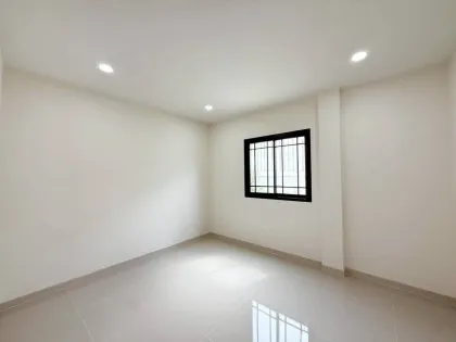 Maison mitoyenne rénovée de plain-pied à Thepnimit Village, Kathu