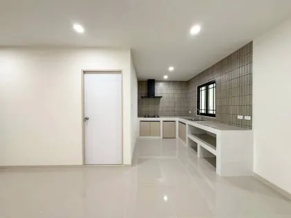 Maison mitoyenne rénovée de plain-pied à Thepnimit Village, Kathu