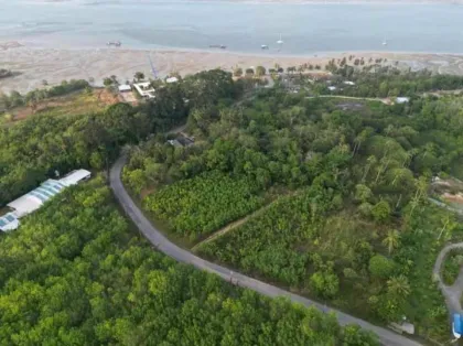 Большой участок на берегу моря рядом с пляжем Май Кхао, Пхукет