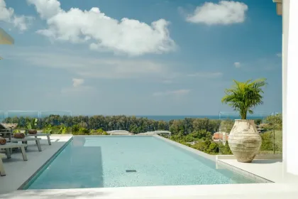 Villa de lujo con piscina privada y vista al mar en la costa oeste de Phuket
