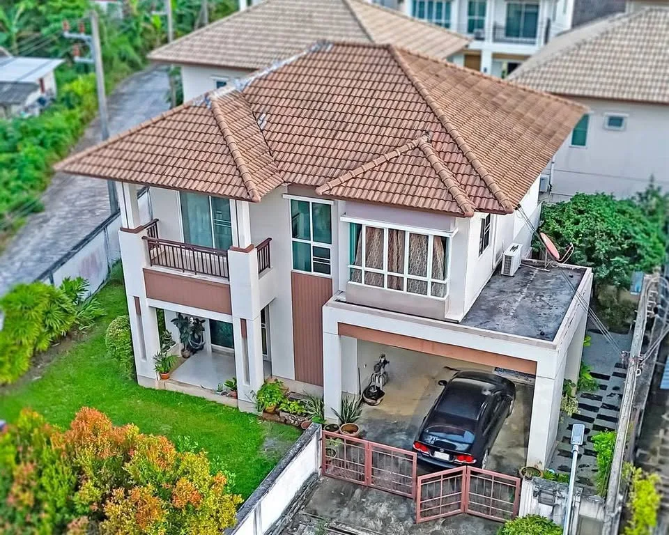 Amplia Villa Esquinera de 3 Habitaciones en Siri Village, Thalang