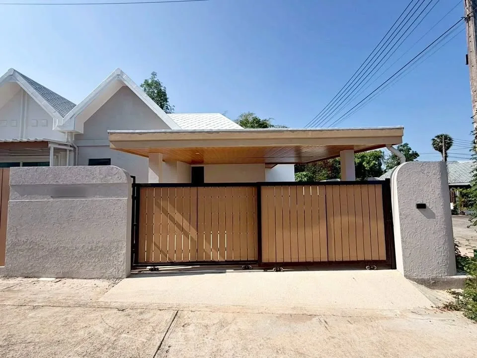 Villa Esquinera de 3 Habitaciones con Piscina Privada en Kamala