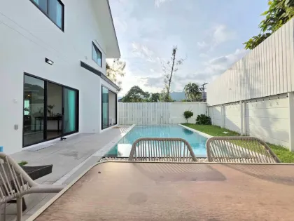 Villa moderna de 3 habitaciones con piscina privada en Nimman Villa Phuket