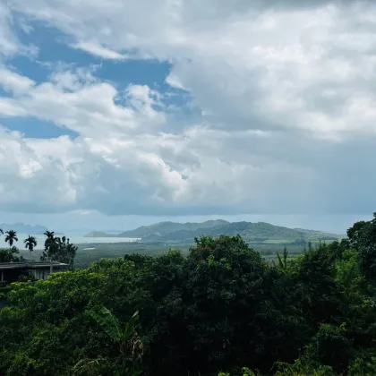 Terrain avec vue mer sur la côte Est de Phuket avec titre Chanote